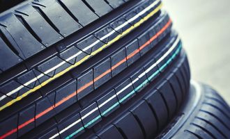 Странные цветные полосы на шинах авто: почему они на самом деле очень важны