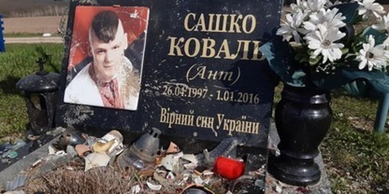 На Буковине осквернили могилу молодого добровольца АТО: фото