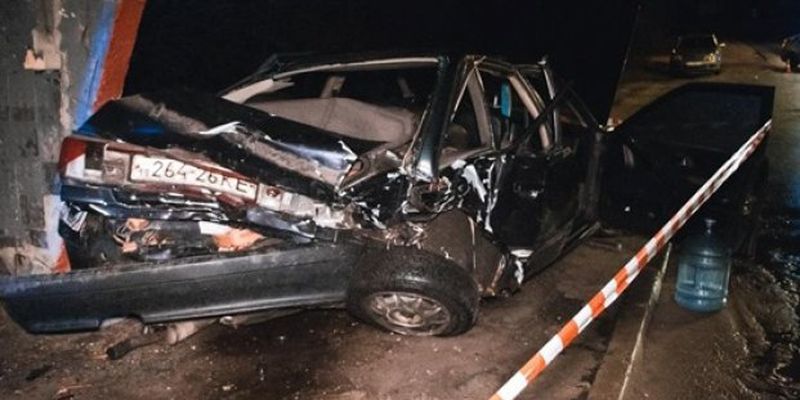 В Киеве столкнулись два автомобиля, один из которых отбросило в остановку