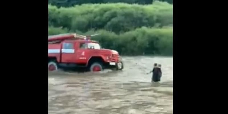 На Закарпатье чрезвычайники на пожарной машине спасли из воды детей