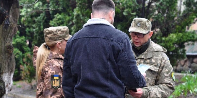 Мужчины в Украине должны носить с собой военный билет: кто может проверять