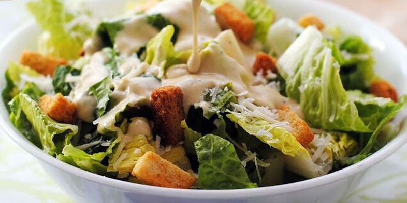 Самый вкусный "Цезарь": как приготовить салат правильно