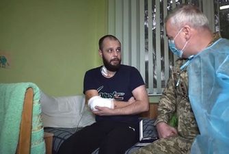 Командующий Объединенных сил посетил госпиталь с ранеными бойцами ВСУ: видео