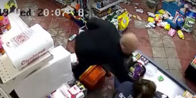 "Угрожает убить": на Буковине мужчина избил продавщиц в магазине