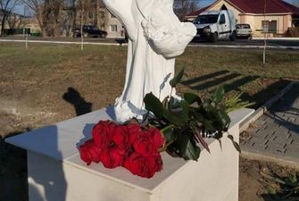Под Одессой поставили трогательный памятник убитой 11-летней девочке: фото