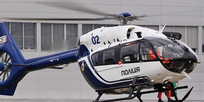 В Киеве посреди стадиона приземлился вертолет полиции: что произошло