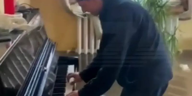"Музыкой по ушам властей": в России житель Оренбурга сыграл на пианино посреди затопленного дома. ВИДЕО