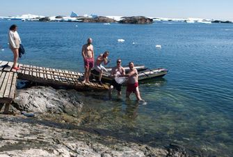 Скупалися в арктичній "купелі": полярники зі станції Вернадського відсвяткували Водохреще