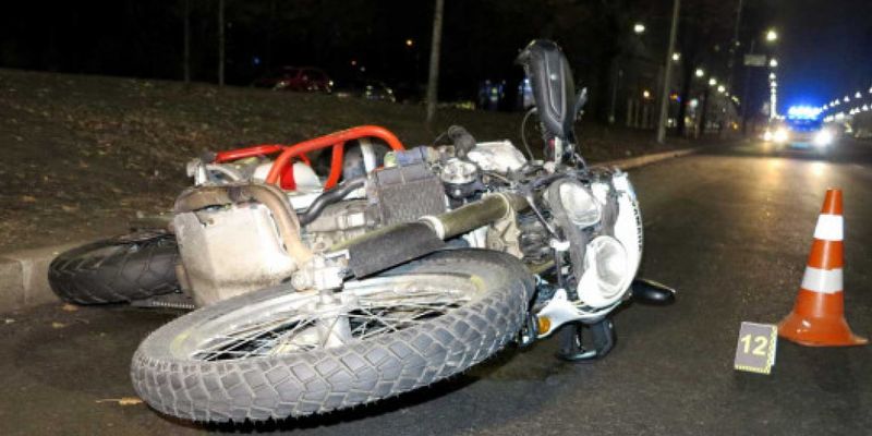 На Позняках в Киеве мотоциклист на Yamaha сбил насмерть пожилого пешехода-нарушителя