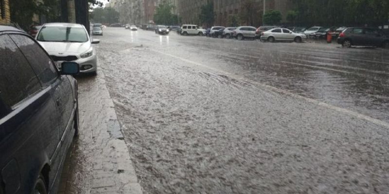 Киев «поплыл»: ливень в городе затопил дороги