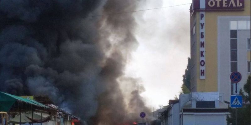 Донецк под обстрелом: в городе горит завод и рынок возле вокзала
