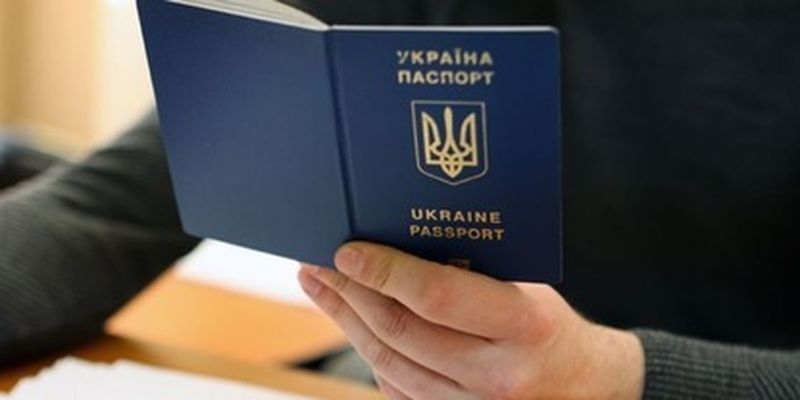 "Драконовские" паспортные правила для украинцев за рубежом: уклонистам закрыли все лазейки