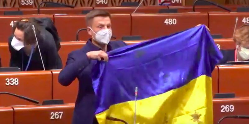 Президент ПАСЕ во время заседания "заткнул" Гончаренко с флагом Украины в руках