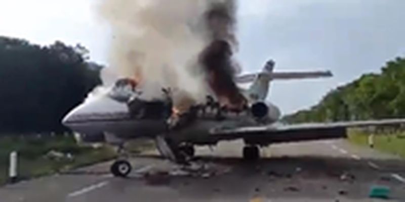 В Мексике самолет загорелся при посадке на трассу