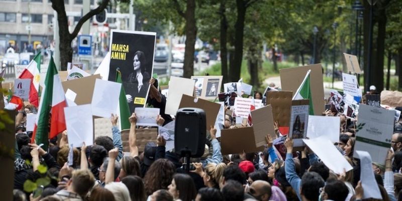 В Нидерландах прошла демонстрация из-за смерти 22-летней девушки в Иране