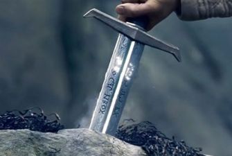 Археологи раскопали меч короля Артура