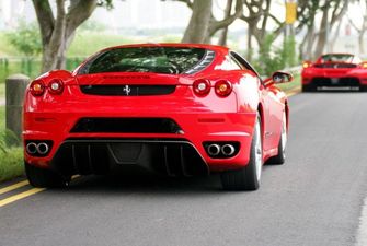Ferrari відкликає тисячі люксових автомобілів: капсули смерті