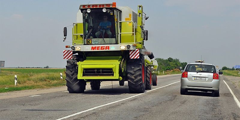Трактори на дорогах: як Кабмін врятував аграріїв від ДАЇ