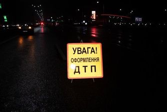 У Києві на Столичному шосе перевернулася фура: рух паралізовано