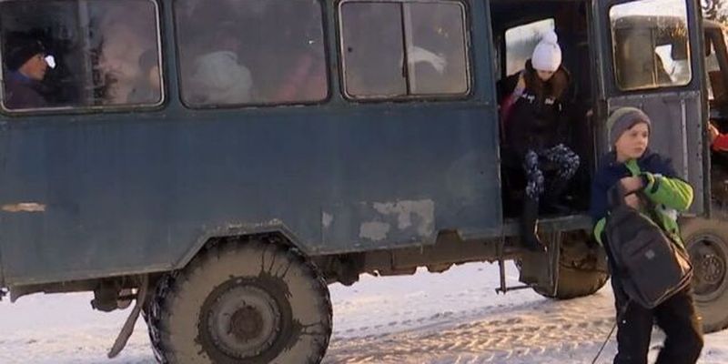Зато не евробляха: на Прикарпатье школьникам подарили ржавый "автобус" с 70-х. Видео