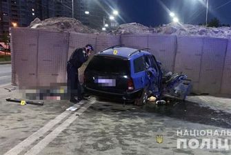 У Києві автомобіль врізався у блокпост: двоє загиблих