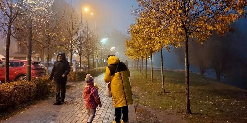 "Осень так переменчива..." Украинцев восхитили фото ночного туманного Киева в преддверии зимы