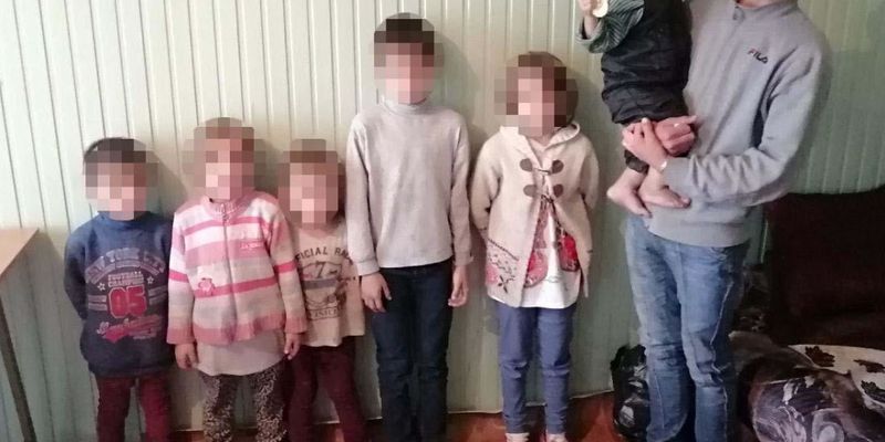 «Ели сырую картошку и лук»: в Одессе на улице нашли полуголых детей без присмотра родителей р