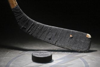 В РФ хоккеист умер на льду во время матча