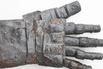 В Швейцарии обнаружили перчатку, датированную 14 веком
