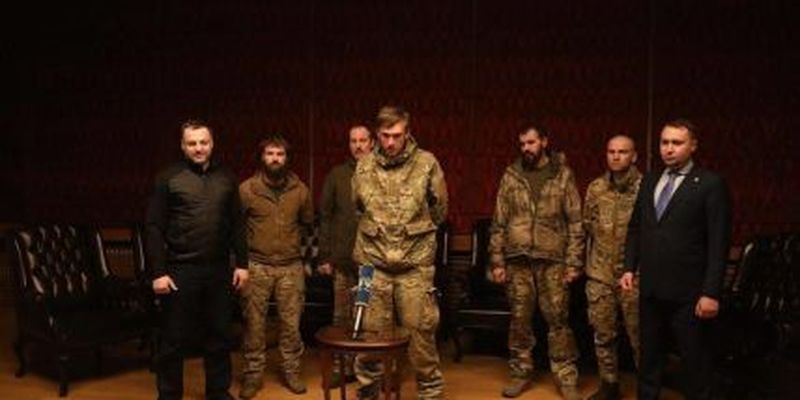 Чому п'ятеро звільнених командирів "Азовсталі" не можуть повернутися з Туреччини додому – Подоляк відповів