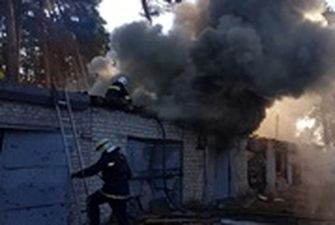 На Харьковщине из-за обстрела РФ загорелись гаражи