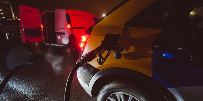 Українські АЗС "скинули" ціни на паливо: де дешевше заправити авто