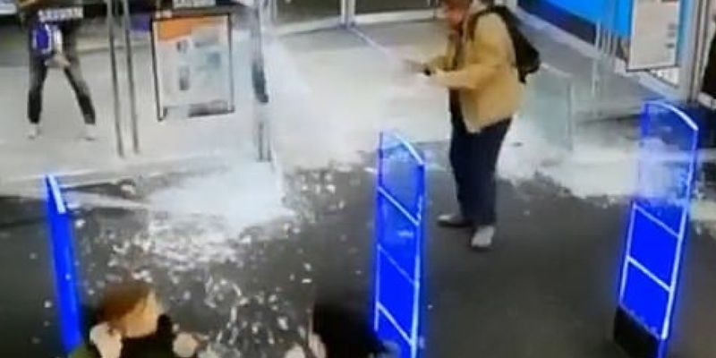 Эффектно вошел: мужчина разбил в дребезги стеклянные двери при входе в супермаркет