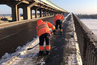 Комунальники третю добу розчищають Київ від снігу