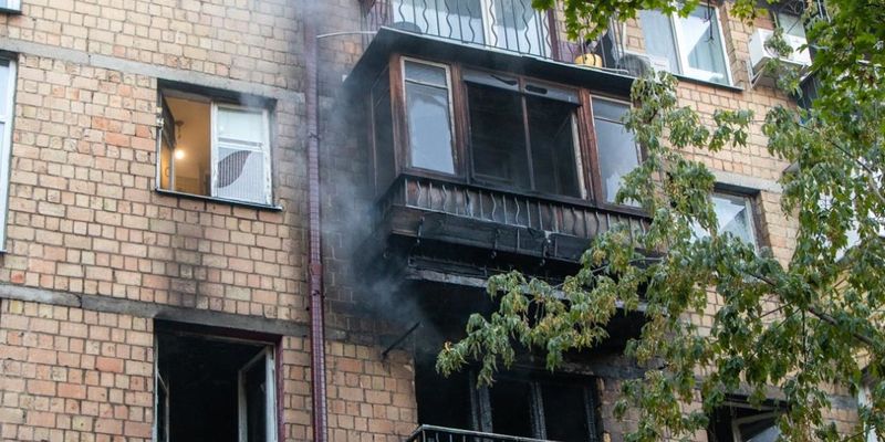 Утром в доме в Соломенском районе Киева начался пожар: одна женщина выпрыгнула из окна, другая погибла