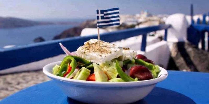 Кризовий грецький салат: суміш зіпсованих овочів не врятує навіть кубик фети