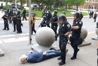 Впав як мертвий: з'явилося відео жорстокого поводження поліцейських з людиною похилого віку в США