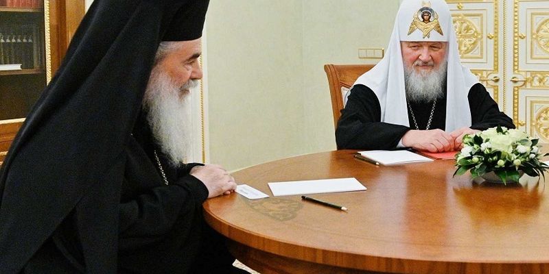Патриарх Феофил получил из рук Патриарха Кирилла премию за укрепление единства православных народов