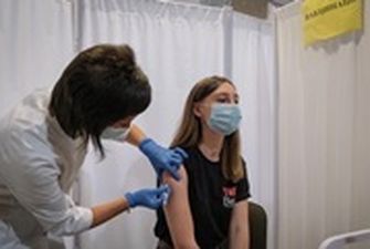 В Украине разрешили вторую бустерную COVID-прививку