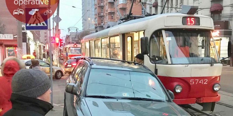 На Лукьяновке в Киеве Toyota с дипломатическими номерами заблокировала движение трамвая
