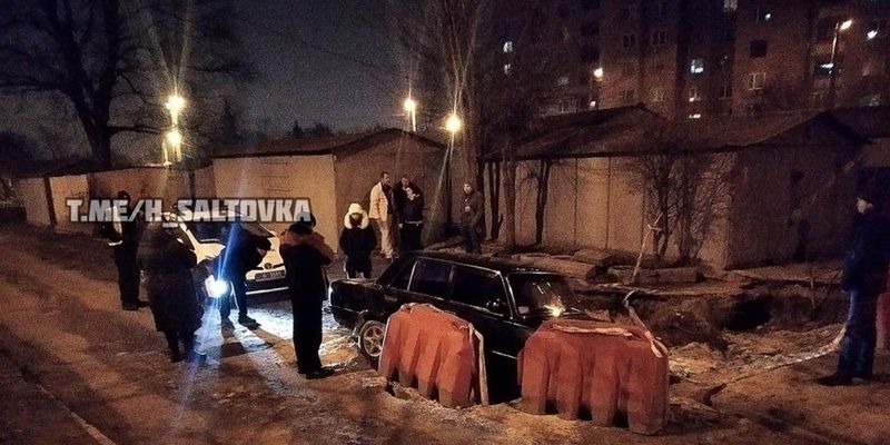 В Харькове водитель ВАЗа застрял в яме коммунальщиков