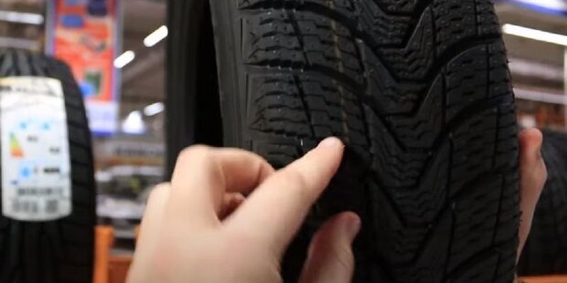 До уваги всім автомобілістам: українцям водіям вказали на важливе правило про шини