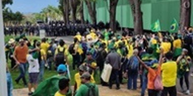 В Бразилии сотни задержанных, президент страны возвращается в столицу