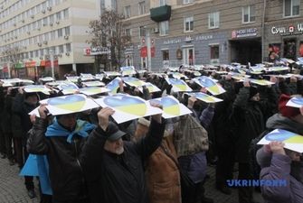 Днипро отметил День Соборности флешмобом с сине-желтыми сердцами