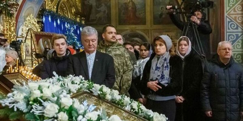 Порошенко: мы молимся за победу, возвращение украинцев домой и восстановление нашего государства