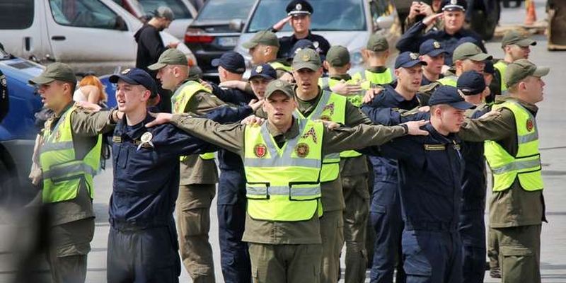 Одеські правоохоронці вишикувалися у Дюка в формі вишиванки