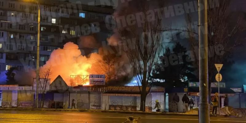 У Києві сталася масштабна пожежа на ринку: оприлюднено відео