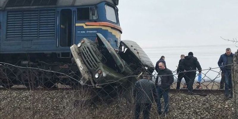 Смертельна ДТП на Закарпатті: вантажівка виїхала на колії, де в неї врізався пасажирський потяг