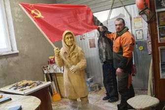 "Хотела позвонить Путину". "Бубушка с красным флагом" объяснила, зачем так встречала ВСУ