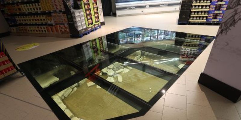 Супермаркет-музей: у Дубліні під скляною підлогою магазину покупці можуть побачити залишки тисячолітнього будинку вікінгів